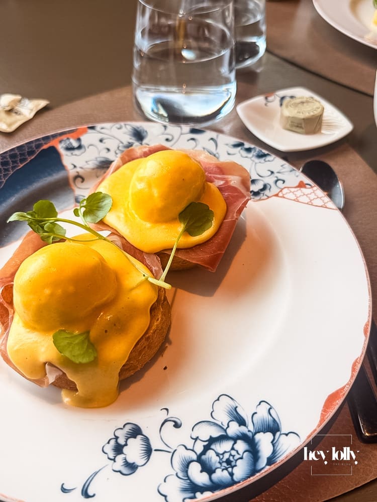 Eggs Benedict breakfast at Straits Kitchen